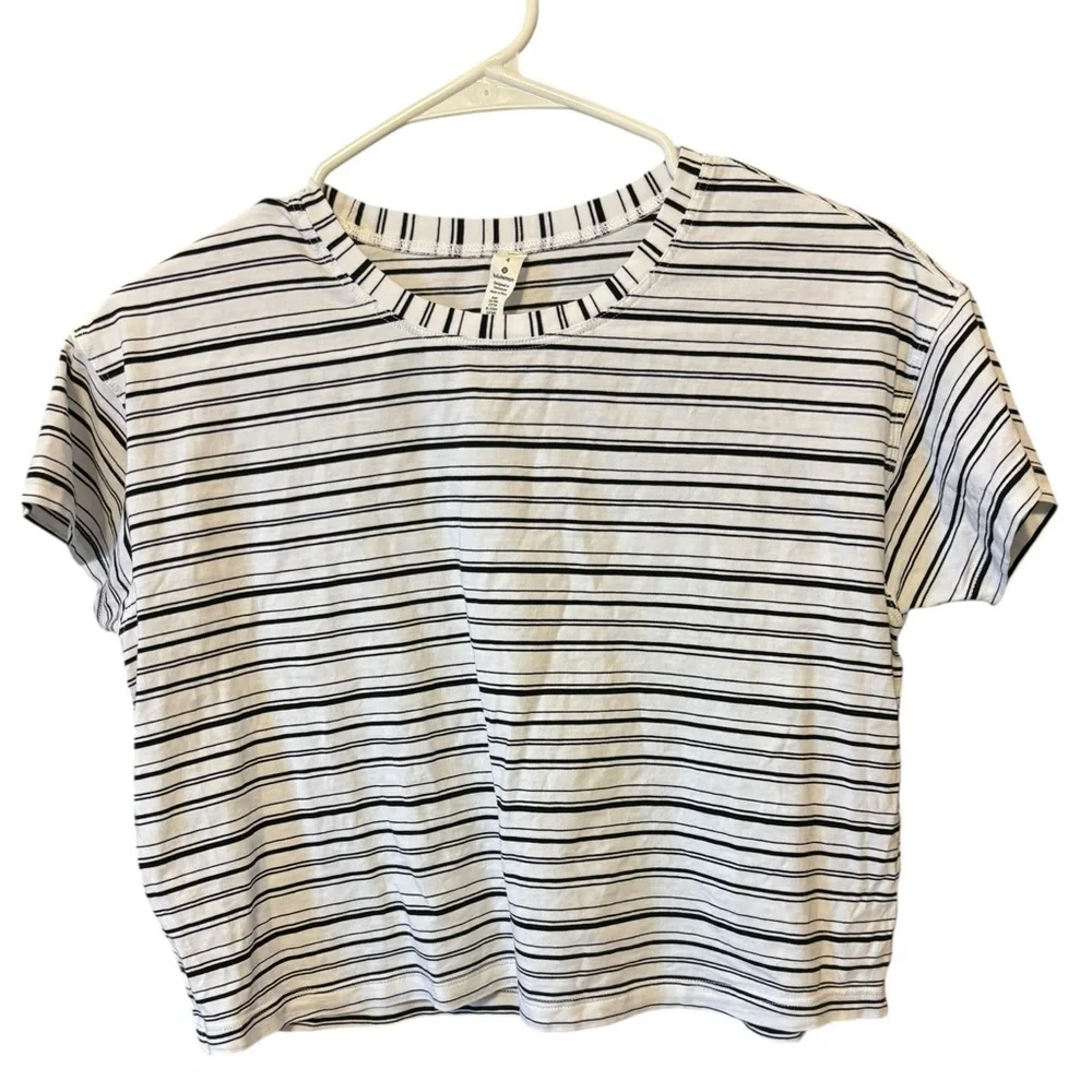 Lululemon Women's Gray & White Stripes Cates Tee Cropped Top Size 4‎